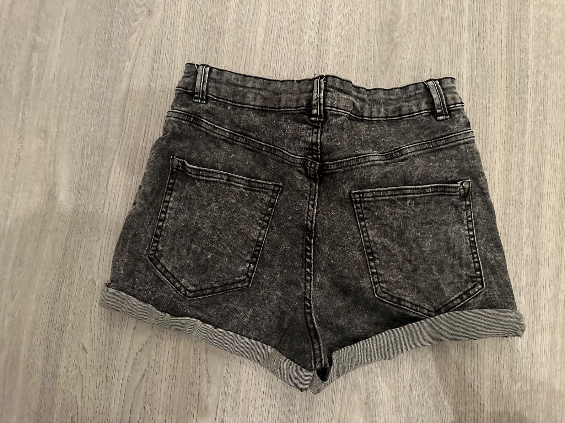 Pantaloni: graue Shorts – Usato da Liestal venduto da Cliestal 1