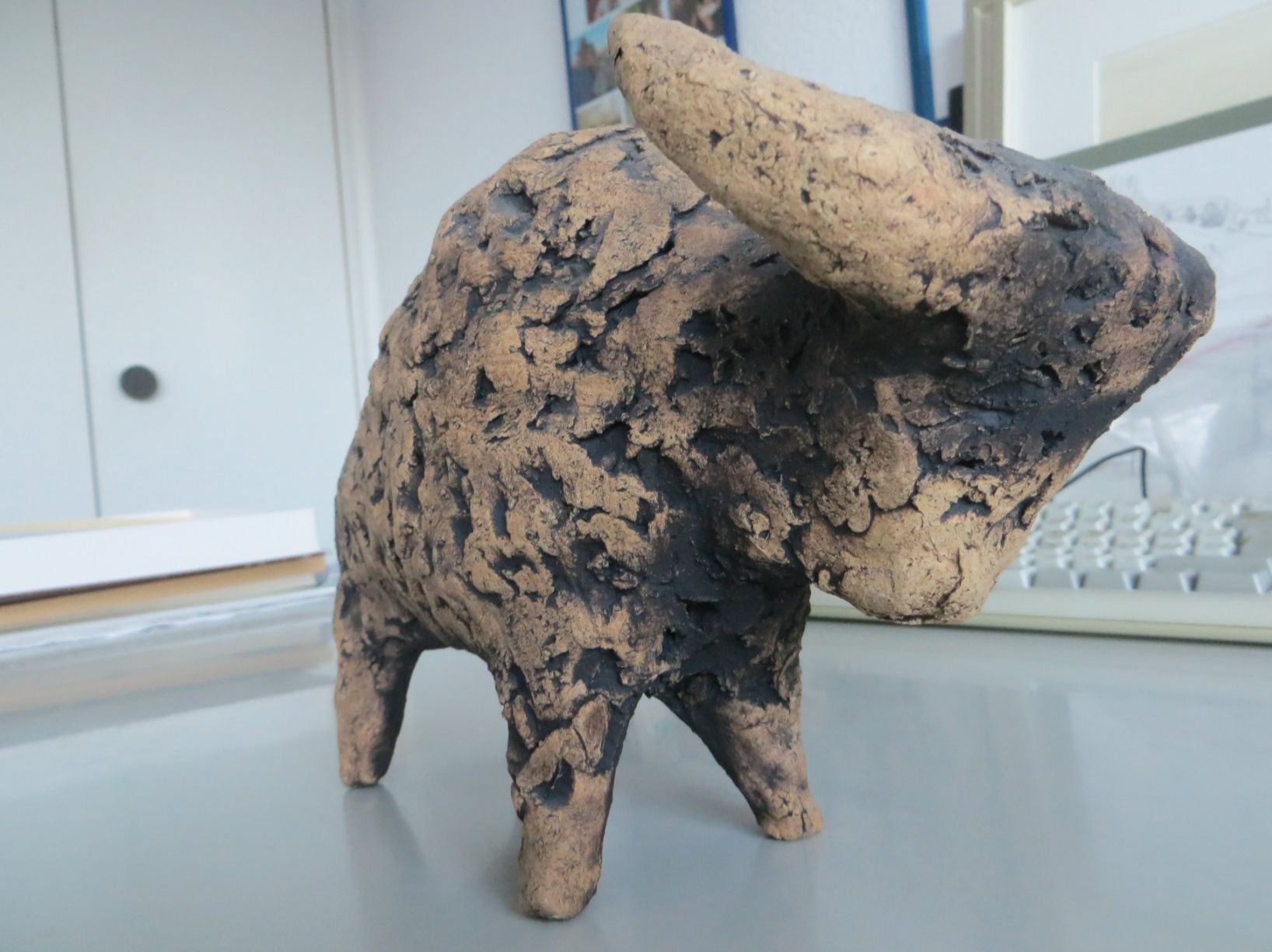 Skulpturen & Statuen: Tonskulptur eines Büffel, Handgefertigtes Stück von "mb" – Gebraucht aus Allenwinden von Elbruba 2