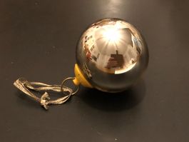 Ältere, silberfarbige Christbaum-Kugel im Biedermeier-Stil