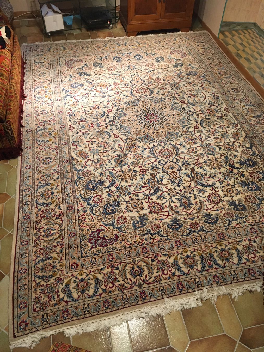 Teppiche: Beau tapis d'orient – Gebraucht aus Vufflens-le-Château von vcourvoisier