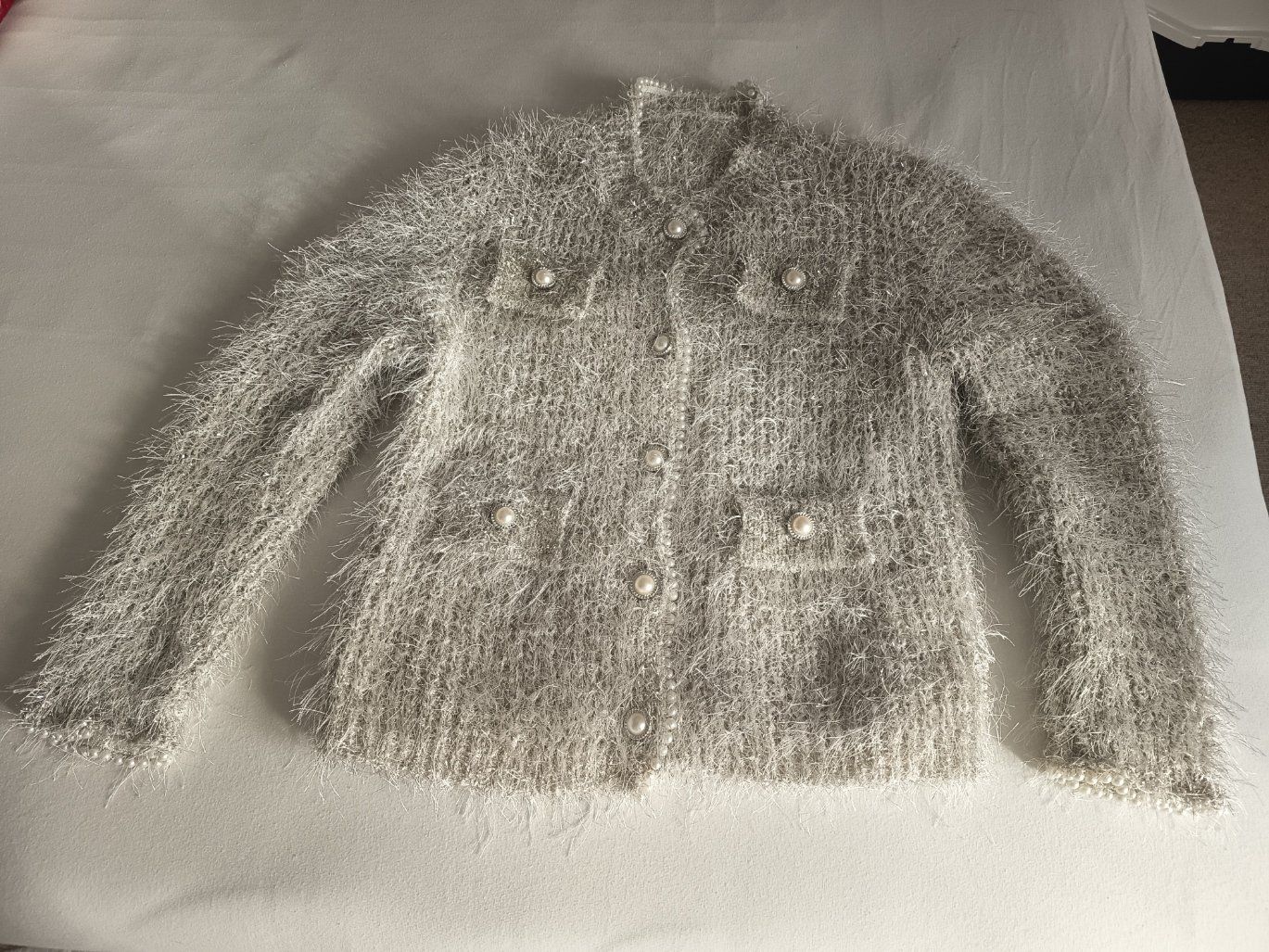 Giacche: Flauschige Strickjacke mit Perlen hellgrau mit siberfäden L – Nuovo (secondo la descrizione) da Rümlang venduto da Cat-Judy 6