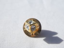 Knopfbrosche: Würfel mit Zirkonien