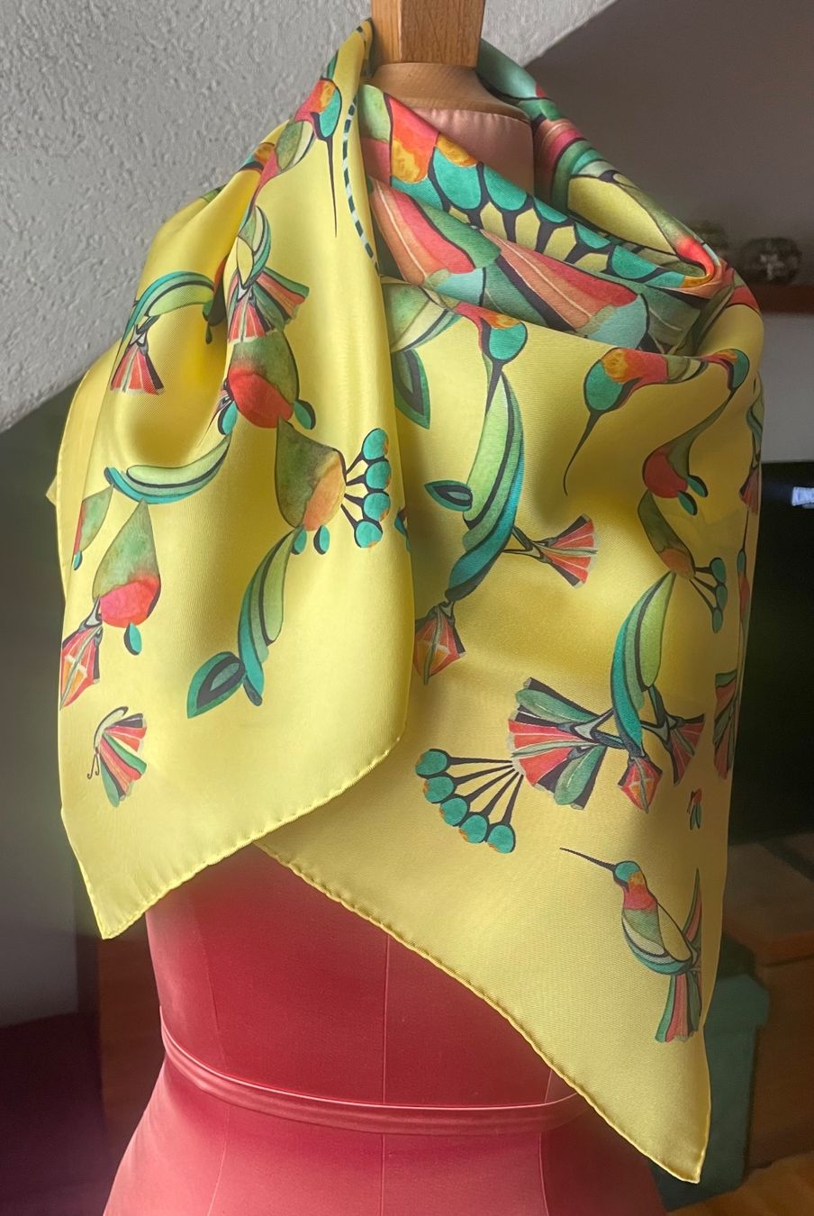 Fabric Frontline Foulard & Sciarpe: Seidenfoulard Fabric Frontline – Nuovo (secondo la descrizione) da Zürich venduto da Poppy108 1