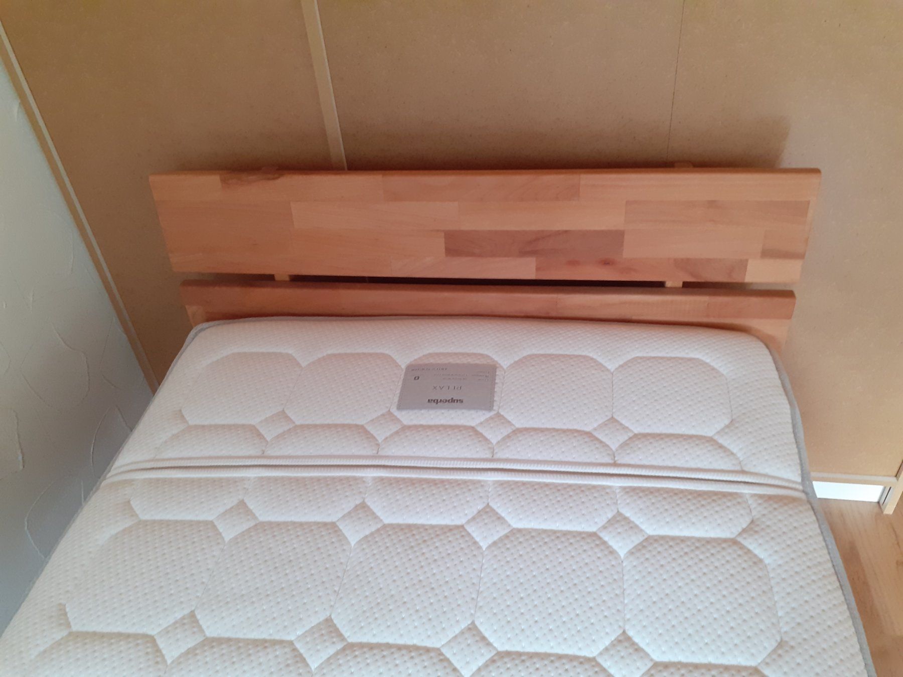 Livique Lits: Neuwertiges Einzelbett Holz mit Comfortmatratze – D'occasion à Valens par kob_9ycf 4