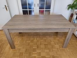 Geräumiger Esstisch – Tolles Schnäppchen