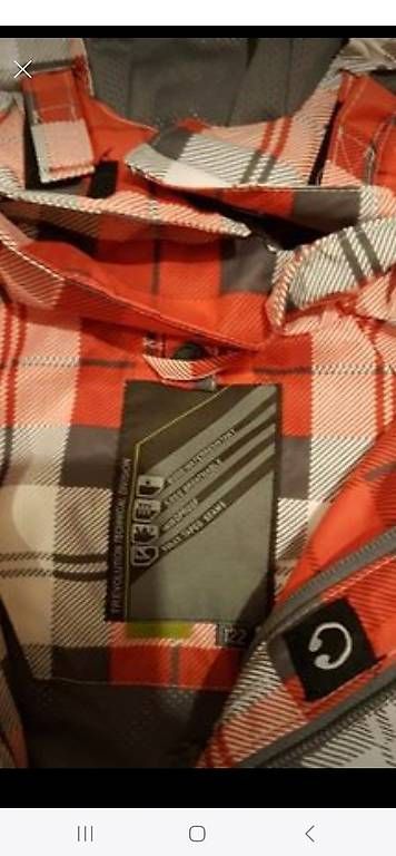 Vestes: 2x Jacken Trevolution, gr. 122 – D'occasion à Binningen par lunge20