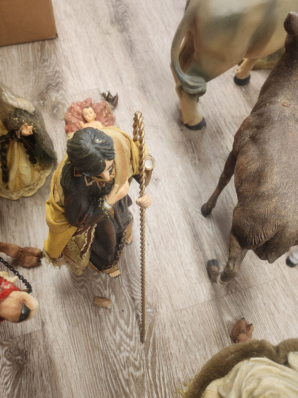 Tutte le decorazioni: Grosse Weihnachtskrippe mit Figuren und Tieren – Usato da Tuggen venduto da Zweitechanceboutique 5