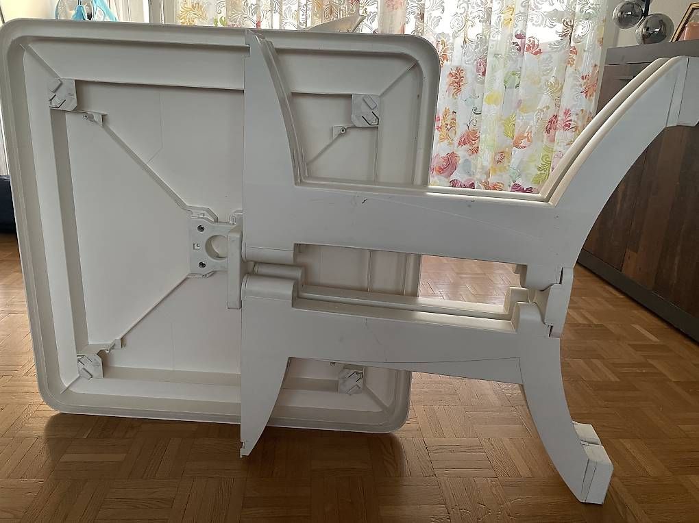 Set di tavolo e panche: Plastiktisch mit Stühlen – Usato da Oftringen venduto da est_mcq8 4