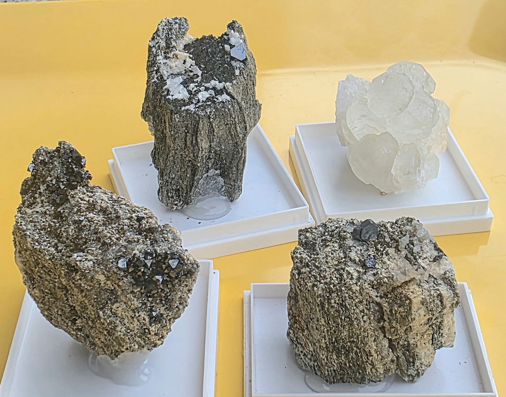 Minerali & Pietre curative: 4x Binntal Spezis. Magnetit - Rutil Pseudomorphose. Calzit. – Usato da Glis venduto da nbu_65ys 4