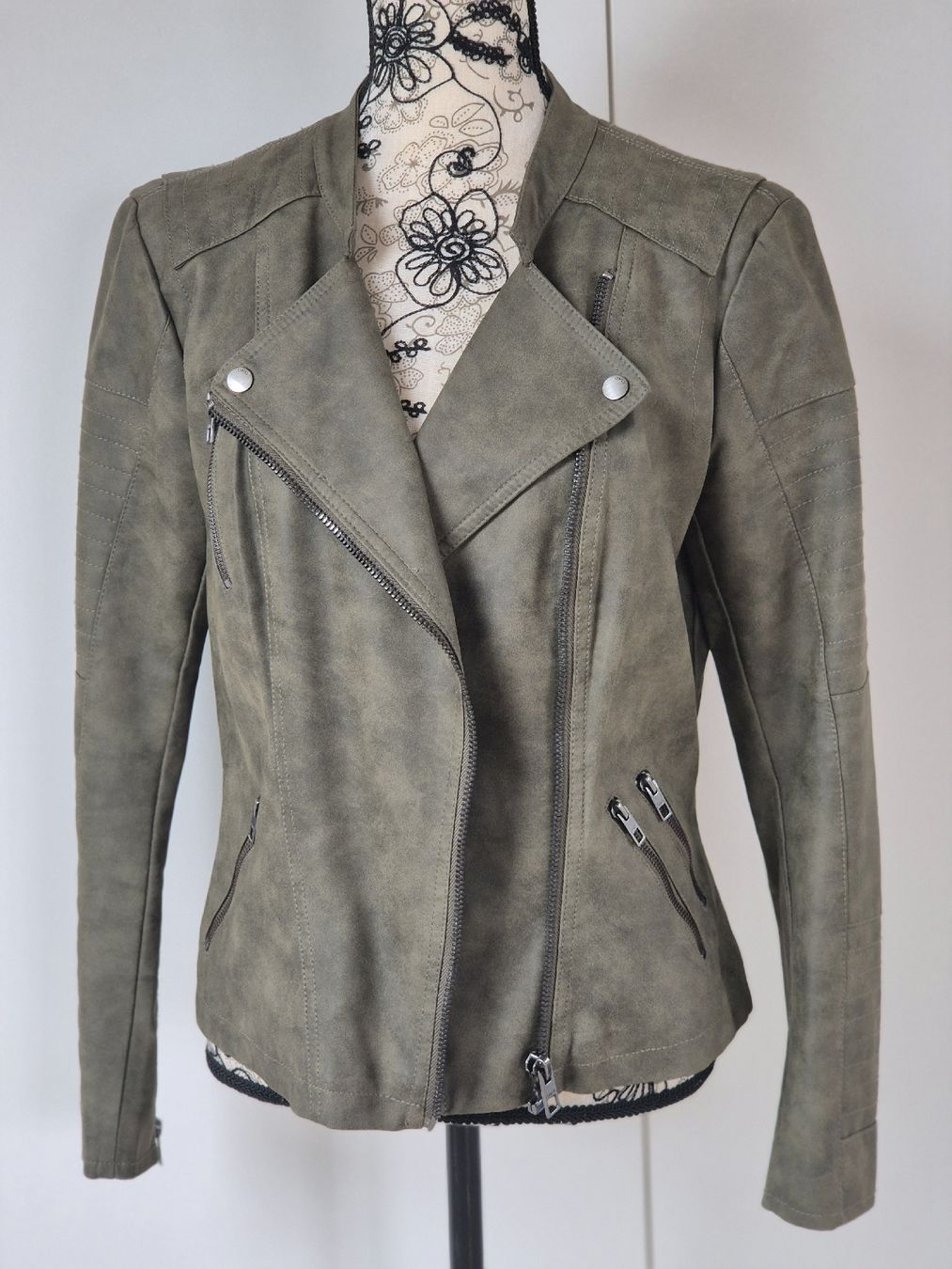 Only Giacche: ONLY Kunstlederjacke Grösse 40 – Usato da Oberbuchsiten venduto da Wilandra