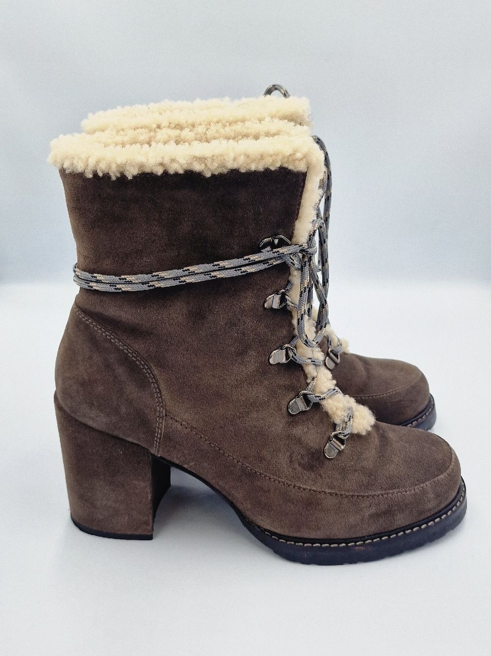 Stuart Weitzman Scarpe da donna: Stuart Weitzman Winter Boots aus Wildleder mit Lammfell 39 – Usato da Affeltrangen venduto da Szafaoli 1