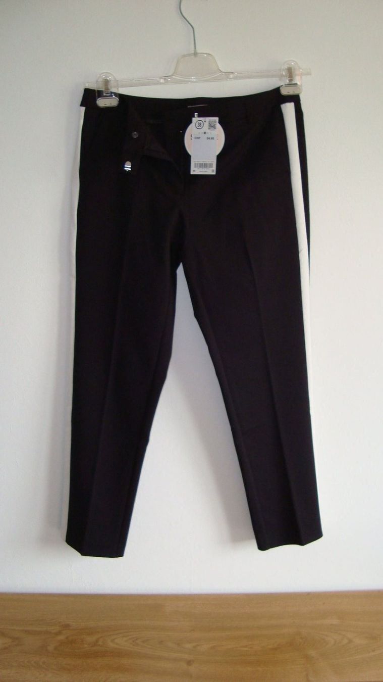 Pantaloni: Hose mit seitlichen Galonstreifen – Nuovo e nell'imballaggio originale da Grosswangen venduto da Original1970