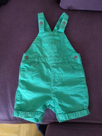Grüne robuste kurze Latzhose, Grösse 92