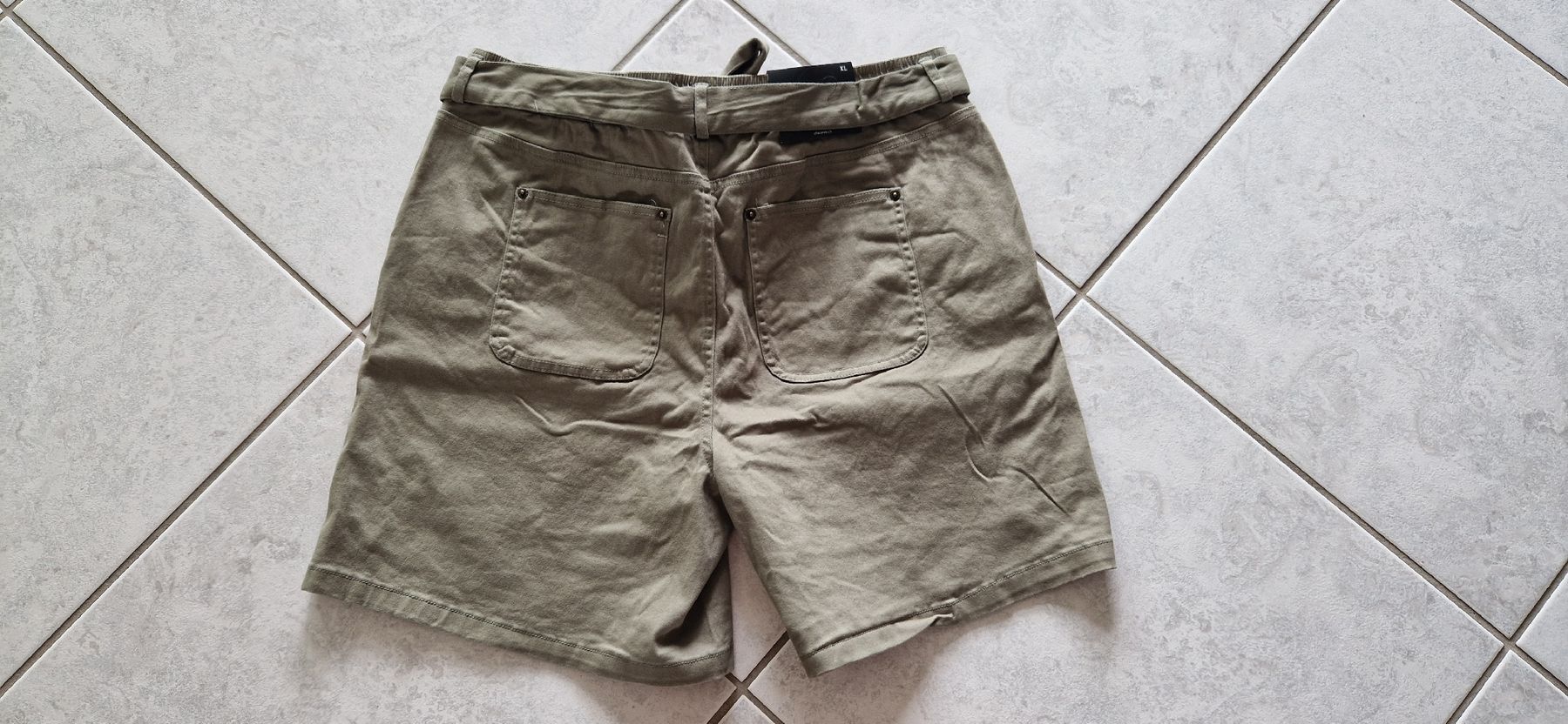 Pantalons: neue Shorts in Grösse XL – Neuf avec emballage d'origine à Wiesendangen par Stregolina 2