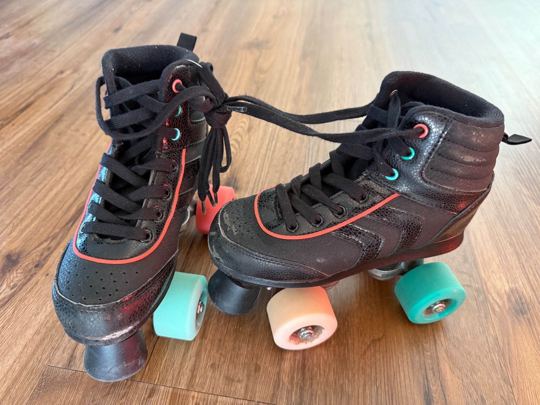 Pattini in linea & Pattini a rotelle: Klassische Rollschuhe (Gr.32) – Usato da Rorbas venduto da Maioc