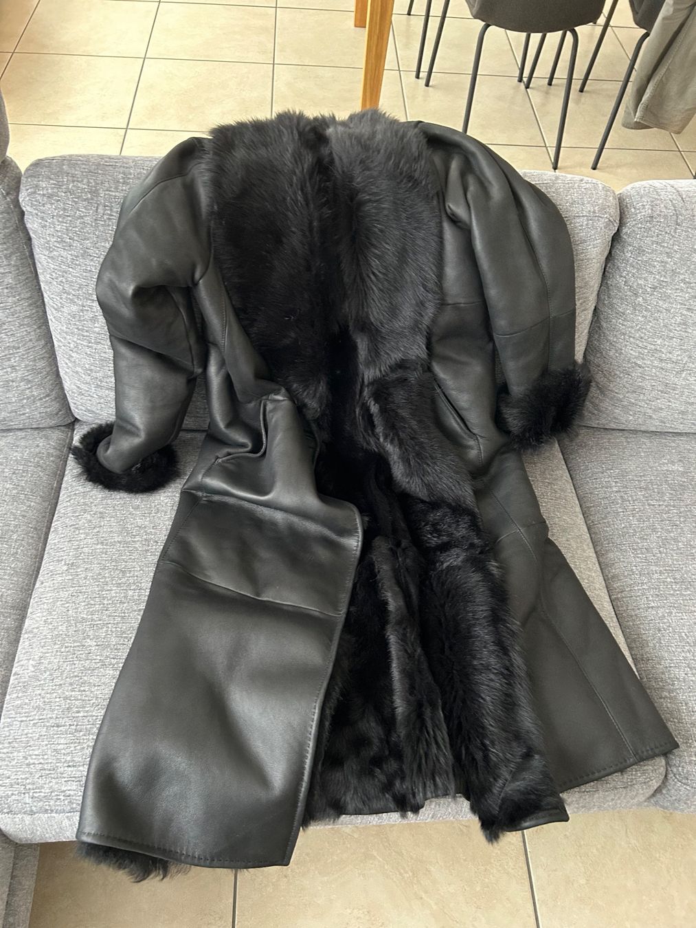Max Mara Cappotti: Manteau Max Mara noir en fourrure – Usato da Fribourg venduto da Vinhell