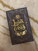 Laura Cardea - Lessons Of Curses Band 1 - Chest Of Fandoms