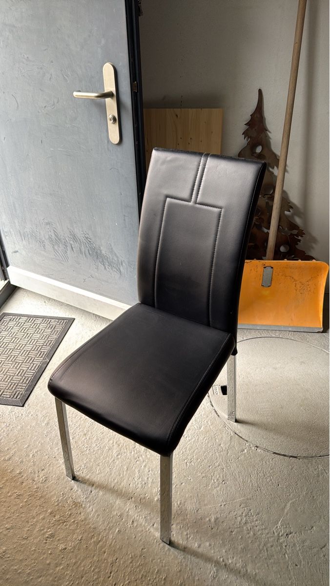 Stühle: 4 schwarze Stühle Kunstleder  – Gebraucht aus Oensingen von ramon.92