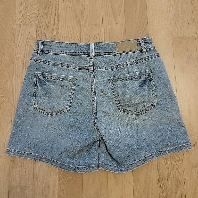 Jeans: Kurze Jeans Hose Grösse S  – Gebraucht aus Buttisholz von sch_7jfz 2