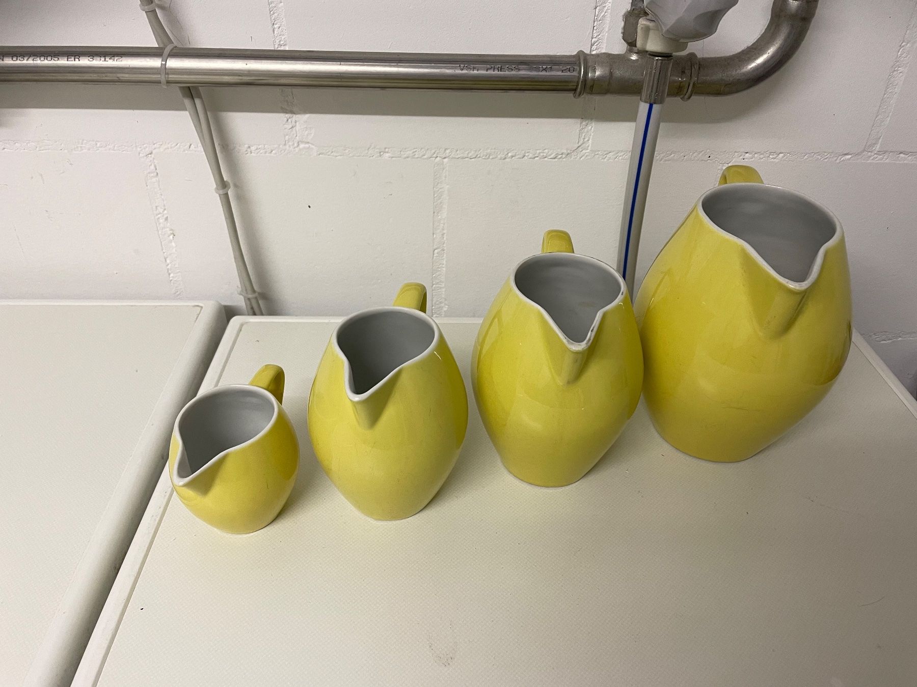 Rössler Caraffe: 4 pots à lait Rössler jaune – Usato da Les Genevez JU venduto da fabliane