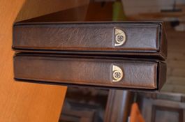 Leere Briefmarkenalben mit Schutzschuber