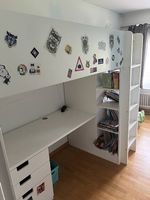 Bett mit Schreibtisch und Schrank 