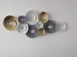 Moderne Wanddekoration in Gold, Grau und Weiss