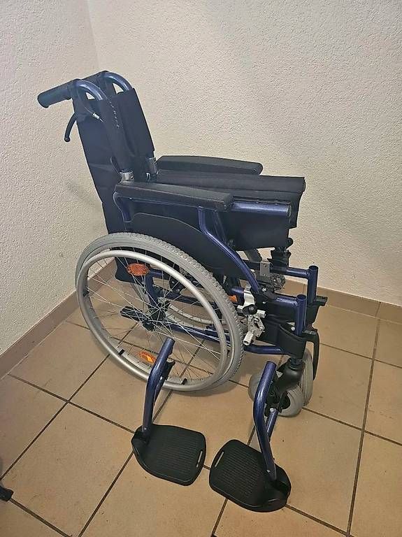 Sedie a rotelle: Leichtgewichtrollstuhl Bison 2 Blue – Usato da Grellingen venduto da Mieschka 2