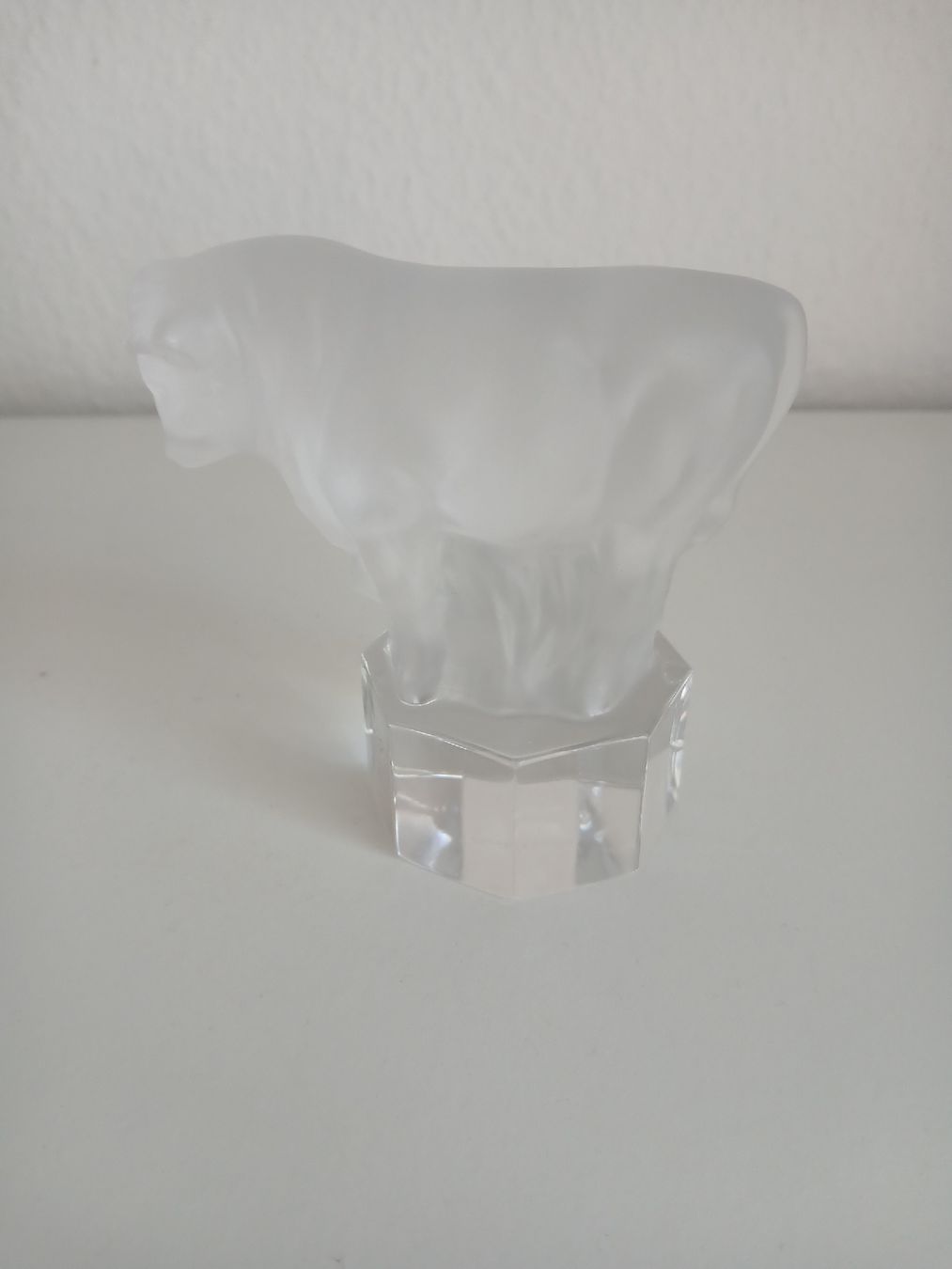 Statuette: Frosted Glass Bull Figurine - Solid Crystal Base Decor – Usato da Dübendorf venduto da rol_fm6d