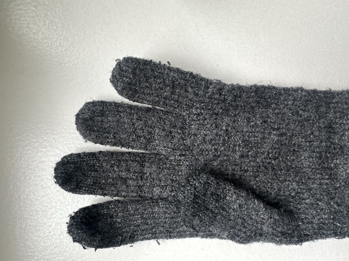 Guanti & manicotti: Grey touchscreen gloves – Usato da Uster venduto da Monika_OB 2