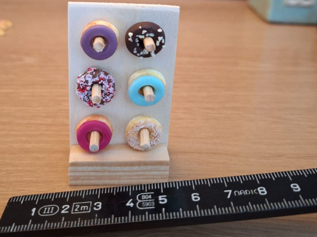 Case e mobili per bambole: Donuts Ständer, Alles Handmade Ständer und Donuts – Nuovo (secondo la descrizione) da Zürich venduto da HandmadeTinyFood 3