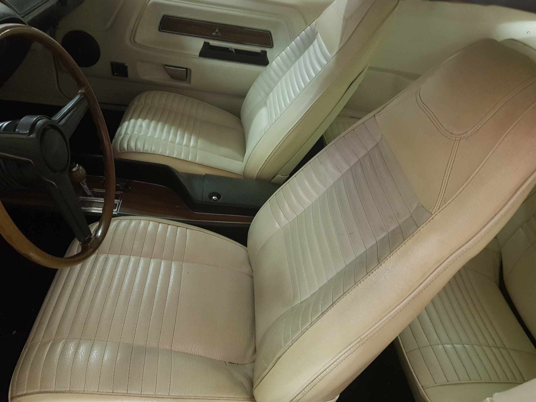 Dodge Tutti pezzi di ricambio auto: Dodge Challenger Interieur – Usato da Niedergösgen venduto da usc_8qc6