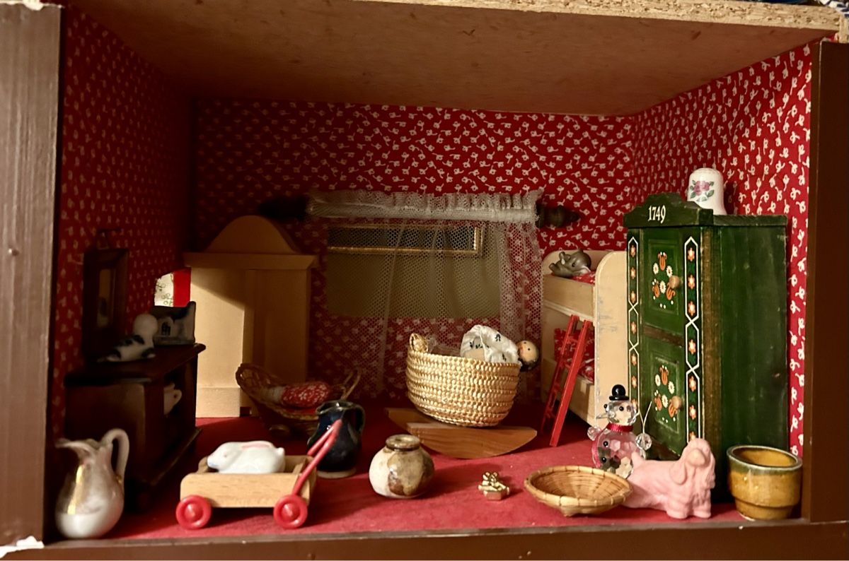 Case e mobili per bambole: Ancienne maison de poupée avec meubles et poupées – Usato da Petit-Lancy venduto da Pierre_le_voyageur 3