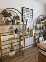 Zwei goldene regale und eine Konsole mit neuwertig 