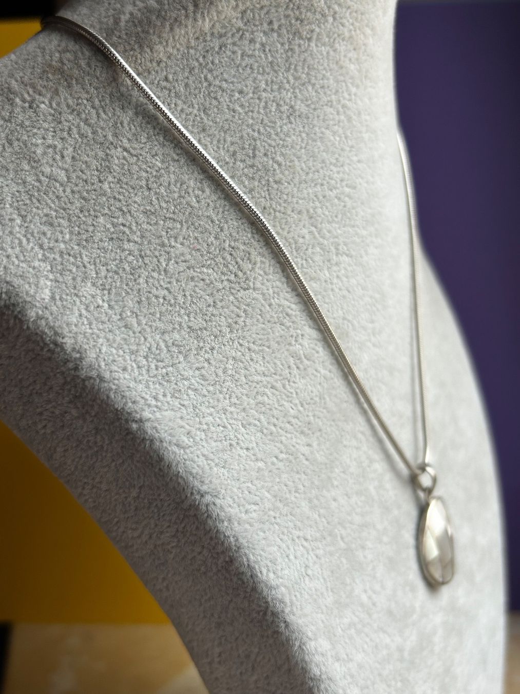 Ciondoli: Schlangenkette Perlmutt Anhänger 40cm – Usato da Laufen venduto da Bellebellezza 2