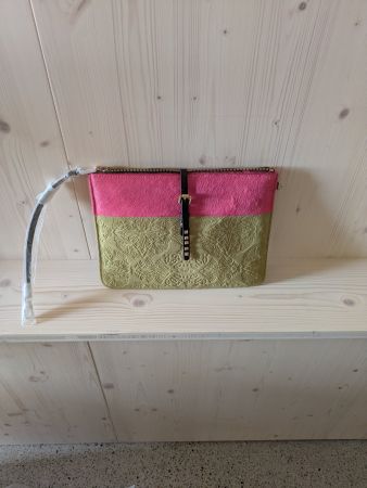 Pochette rose et verte avec motif abstrait et clous