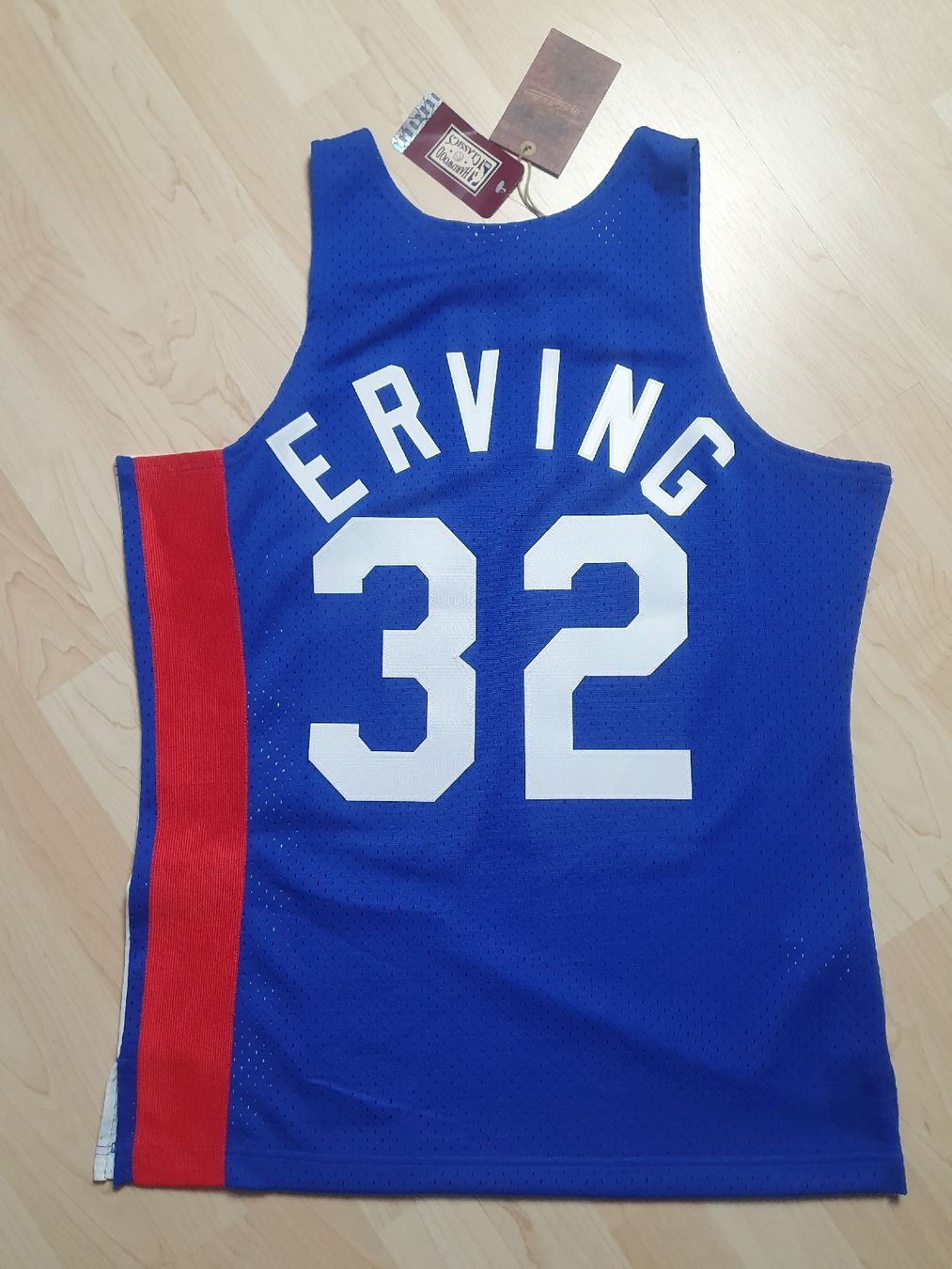 Mitchell & Ness Canottiere & Pantaloni: Mitchell & Ness Erving NY Nets 32 Jersey Gr. M Neu – Nuovo (secondo la descrizione) da St. Gallen venduto da CaliSunshine 1