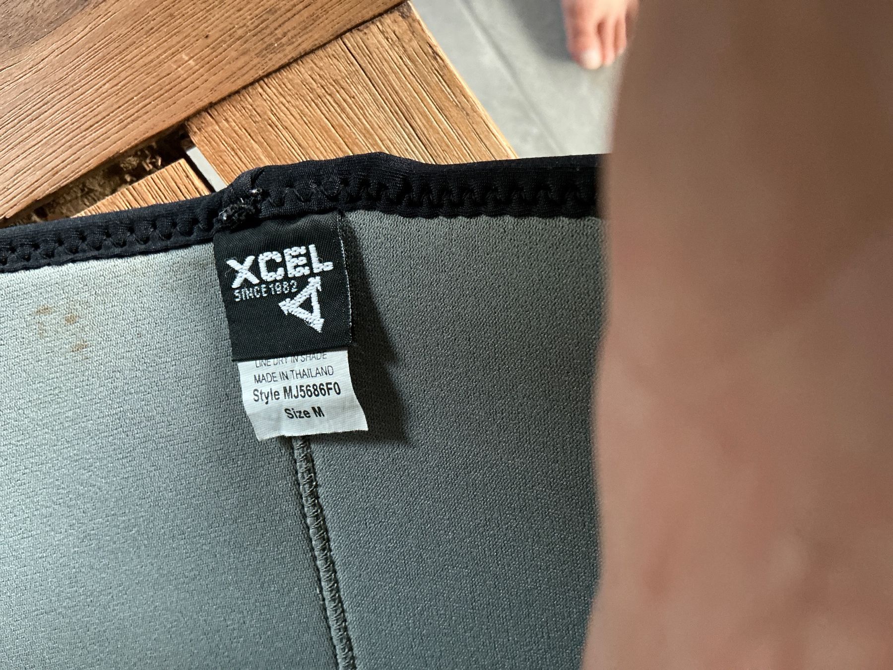 Mute per immersioni: XCEL Weste mit Kapuze Grösse M – Usato da Niederlenz venduto da Vertigo6 4