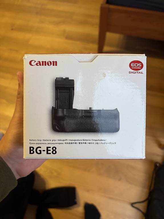 Fotocamera: Canon Kameragriff BG-E8 inkl OVP – Usato da Zürich venduto da James_Kr