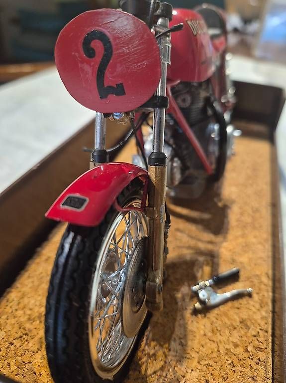 Ducati Kit di modellismo & Modellini statici: Modellino Ducati 750 ss da corsa – Usato da Riva San Vitale venduto da Marneta 2