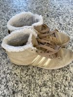 Adidas Halbschuhe gefüttert mit Goldriemen in Gr. 39 1/3