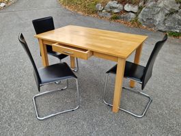 Schöner, FSC Massivholztisch, zerlegbar mit 3 Stühlen