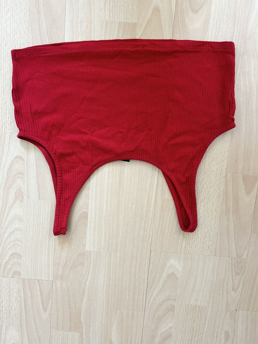 Monki Tops: MONKI rotes Crop Top – Gebraucht aus Winterthur von cotton97