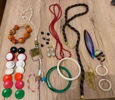 Schmuck-Konvolut: Halsketten, Armreife, Ohrringe, Ohrklipse