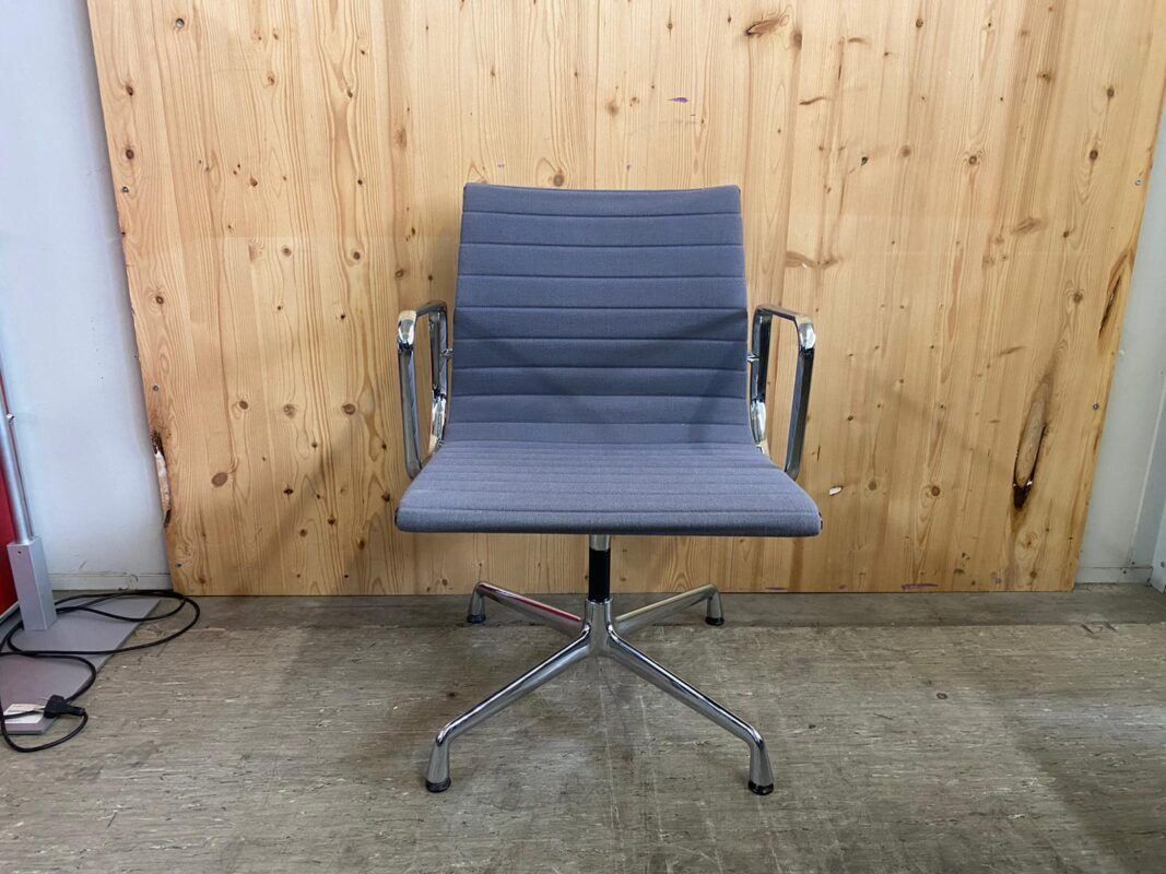 Sedie: Vitra Aluminium Chair EA 107 – Usato da St. Gallen venduto da MSMoebelhandel