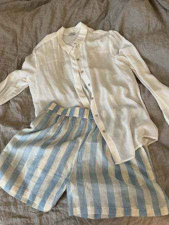 Wunderschönes Strand/Sommer Outfit, Seidenbluse u. Shorts