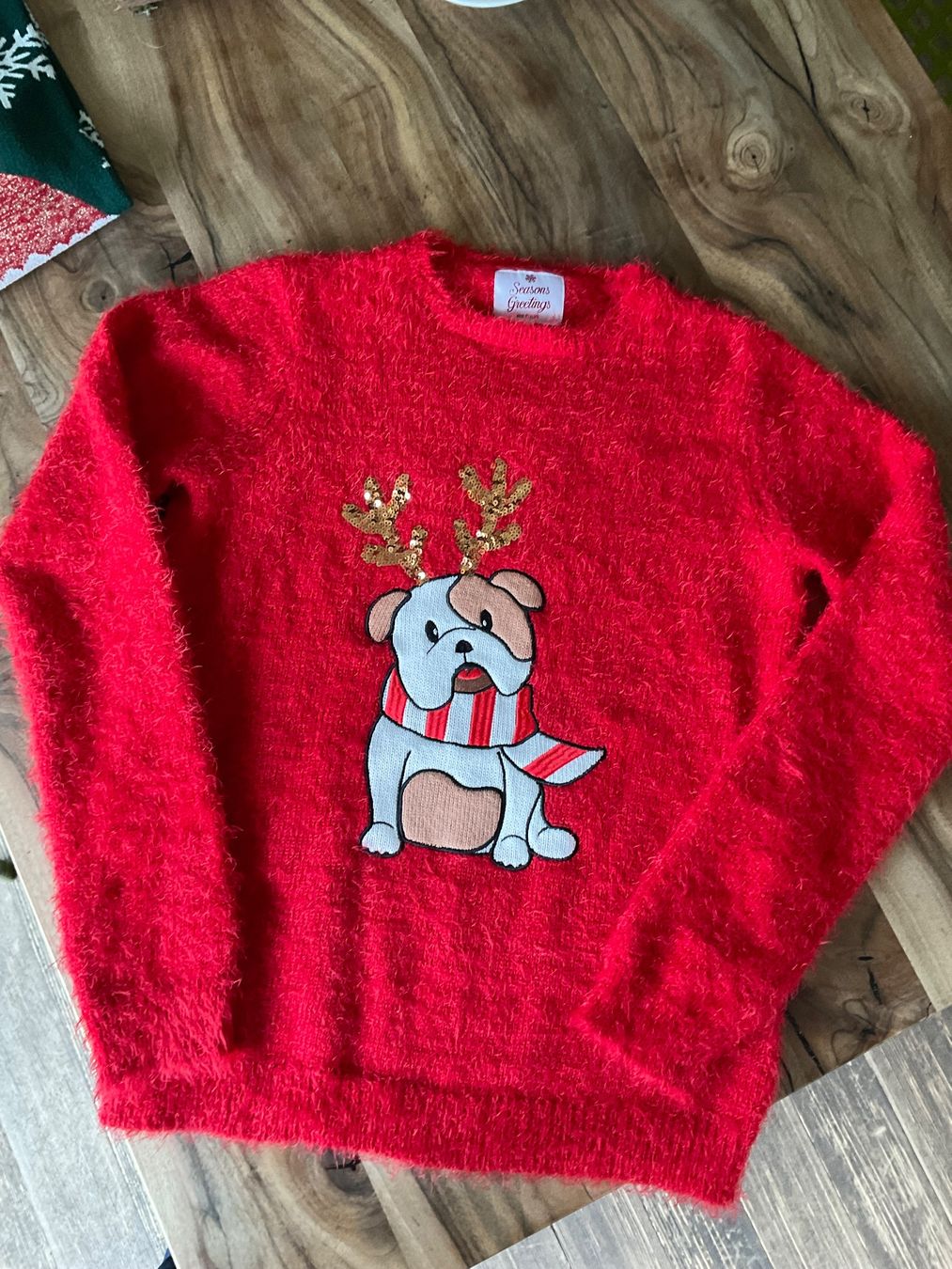 Pullover & Sweatshirts: Roter Weihnachtspullover mit Bulldogge – Gebraucht aus biberist von antoniaf01
