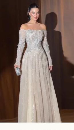 Elegantes beiges Off-Shoulder - Abendkleid mit Perlen (Tüll)
