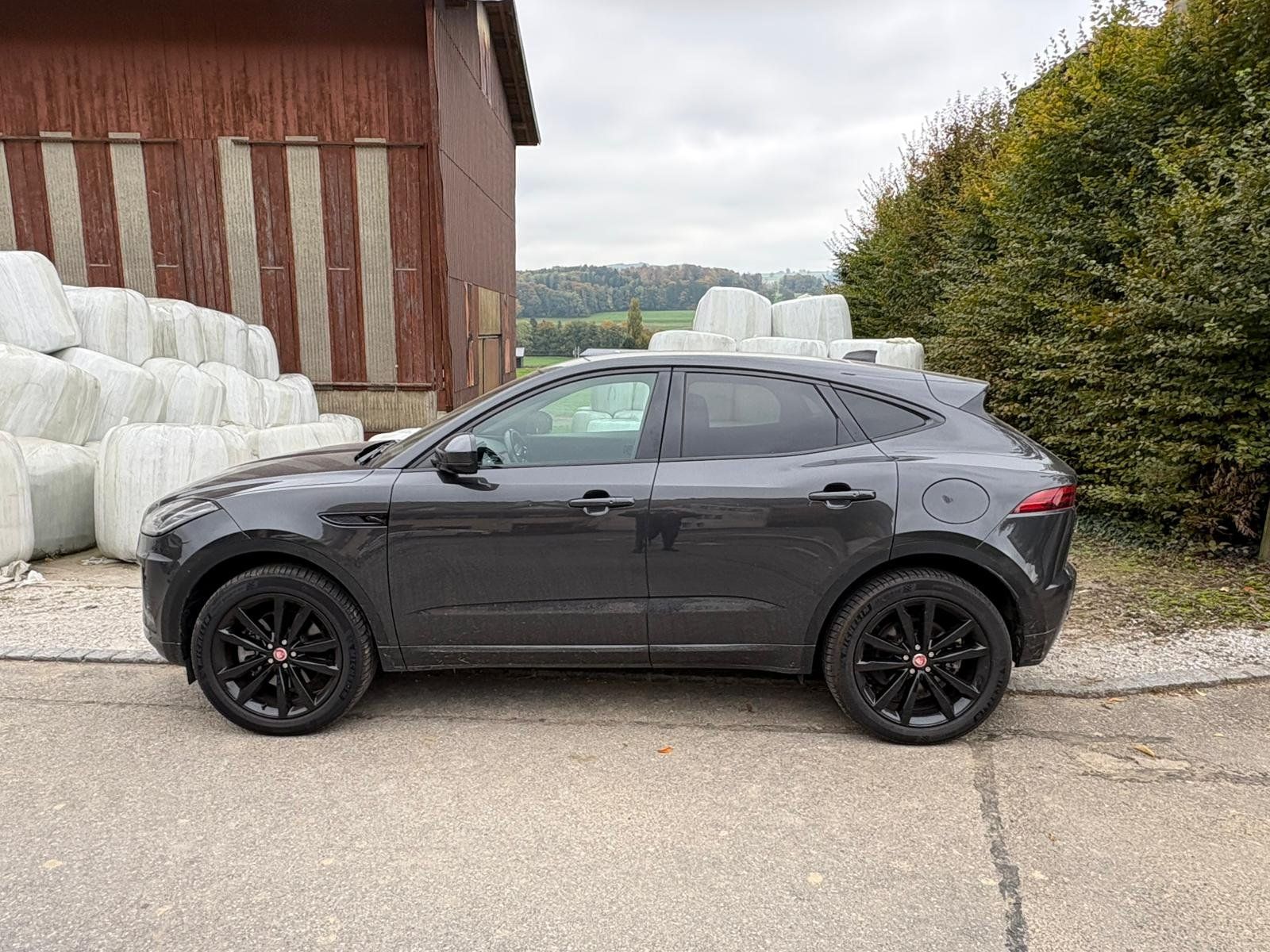 Jaguar Automobili: JAGUAR E-Pace 1.5 P300e R-Dynamic AWD SE – Usato da Ecublens FR venduto da Tombouktou 2