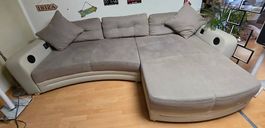 Moderne Eckcouch mit Bluetooth, Lautsprechern & LED-Licht
